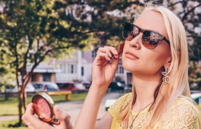 عالم المرأة : 5 خطوات لمكياج خفيف يدوم طوال اليوم حتى مع ارتفاع درجات الحرارة