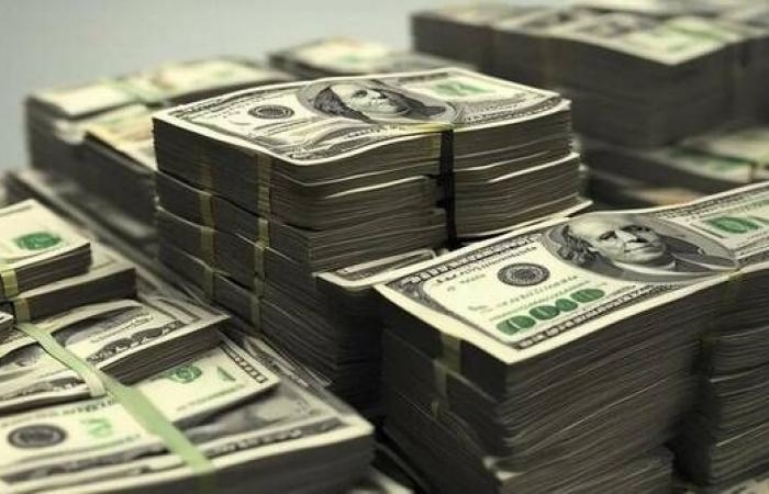 إقتصاد : الدولار يتجه لتسجيل خامس انخفاض شهري بسبب عدم اليقين المالي
