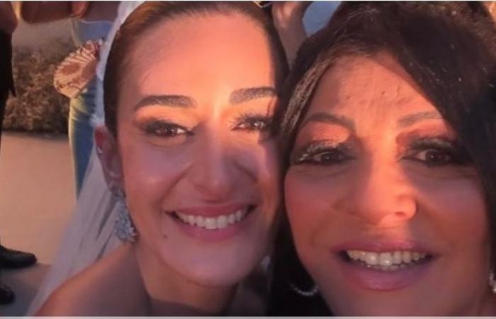 حفل زفاف أمينة خليل.. مشاهد مؤثرة والدها يبكي من الفرحة وهالة صدقي تحتضنها