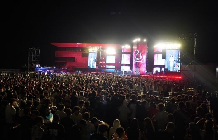 الجامعات الأوروبية في مصر تحتفل بالدفعة الأولى من خريجيها بحفل فني ضخم وروبي تشعل الأجواء