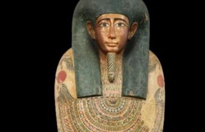 ثقافة : دار كريستيز تعرض تمثالا خشبيا متعدد الألون للبيع بـ220 ألف جنيه إسترلينى