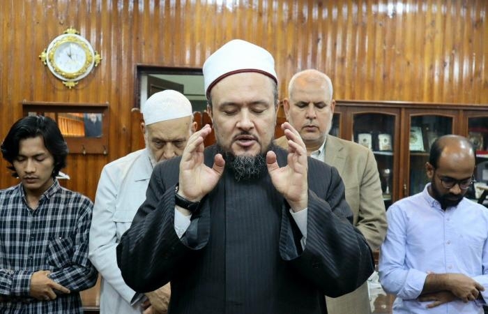 تقارير مصرية : جلس يبكي فى لجنة الامتحان لوفاة والده.. عميد أصول الدين يواسى طالبا إندونيسيا