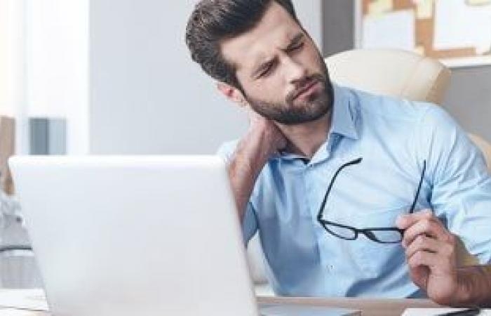 صحة وطب : علامات تحذيرية لالتهاب الفقرات العنقية.. كيف تعرضك عاداتك اليومية للخطر