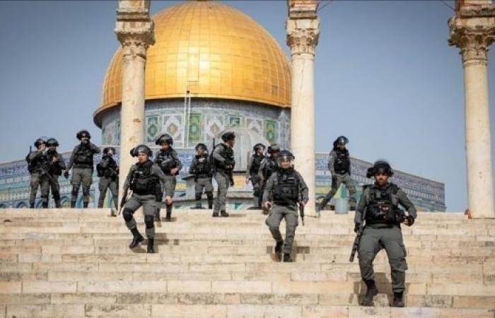 أخبار العالم : شرطة إسرائيل تمنع آلاف الفلسطينيين من أداء صلاة الجمعة بالأقصى