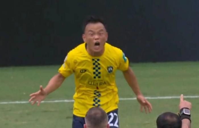 رياضة : لاعب يدخل في مشادة مع الطاقم الطبي لفريقه ويرفض التبديل (فيديو)