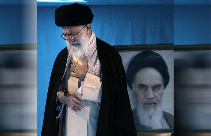 أخبار العالم : علاقة صدام حسين والقذافي.. تحليل صورة "نصف ممزقة" لخامنئي بغلاف مجلة تايم الأمريكية يشعل ضجة