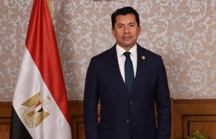 وزير الرياضة يهنئ رئيس اتحاد الجمباز بعد حصول مصر على فضيتي بطولة العالم للناشئات