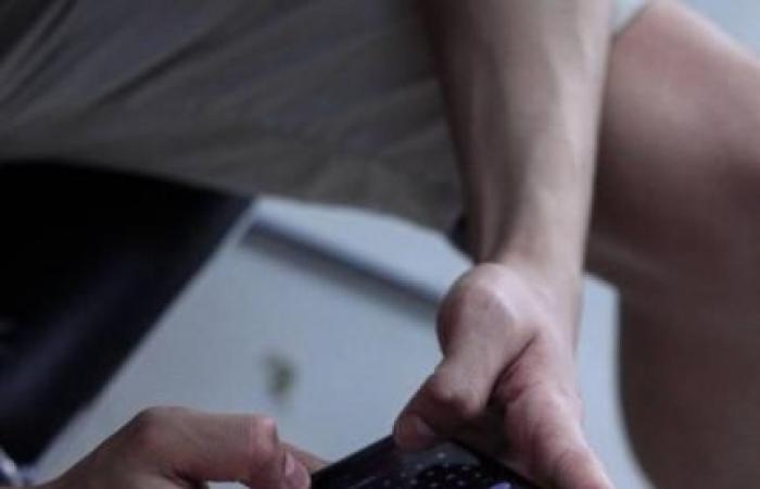 أخبار العالم : ما عقوبة نشر تعليق سلبي أو اتهام ضد شخص أو مؤسسة عبر وسائل التواصل؟
