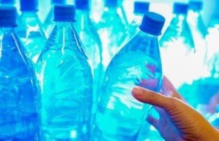 صحة وطب : دراسة: هذا السبب يجعل الزجاجات الزجاجية تحتوى على جزيئات بلاستيك