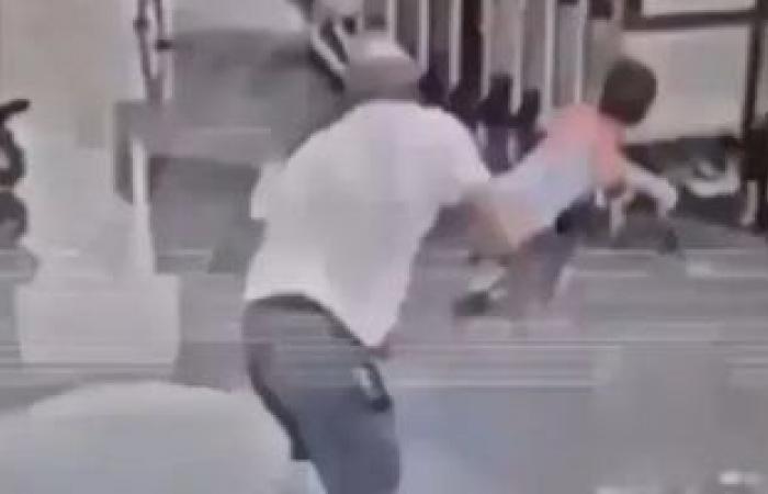 الأخبار العالمية : مدمن بيلاروسى يحاول قتل طفل إيرانى بمطار موسكو.. فيديو