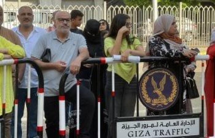 تقارير مصرية : دعوات الأمهات ترافق طلاب الثانوية العامة أمام لجان امتحان الفيزياء والتاريخ بالجيزة