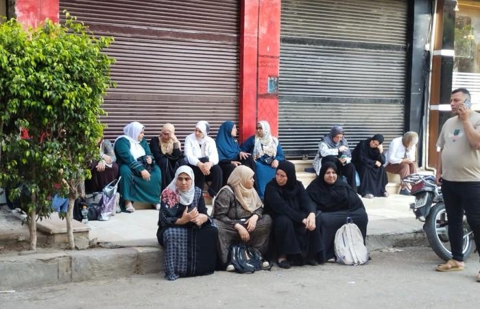 محافظات : قلق على وجوه أولياء الأمور بامتحان الفيزياء والتاريخ للثانوية العامة بالقليوبية
