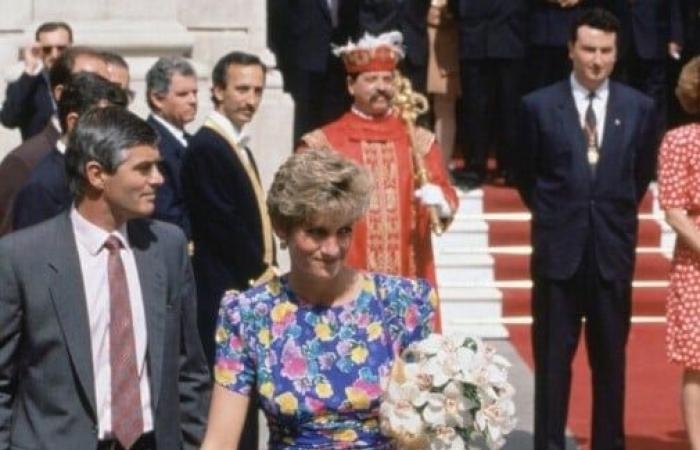 عالم المرأة : فستان للأميرة ديانا يُباع في مزاد علني بأكثر من نصف مليون دولار.. صور