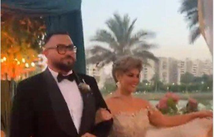على غير المعتاد بحفلات الزفاف.. «مفيدة شيحة» تسلم العريس لابنتها