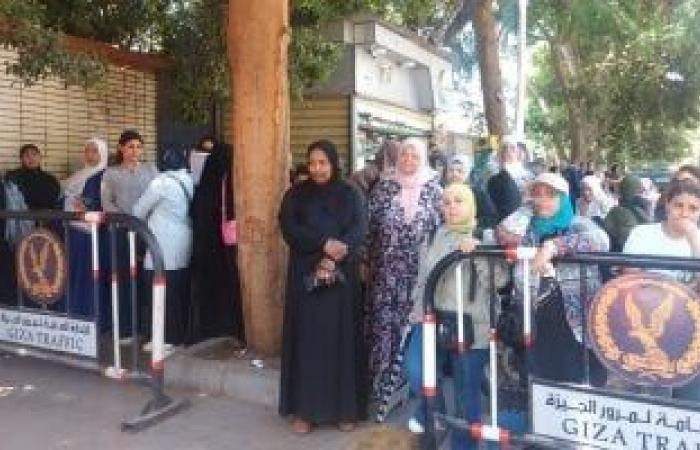 تقارير مصرية : ساعة الخروج.. قلوب الأمهات تسبق أبنائهن من خارج اللجان