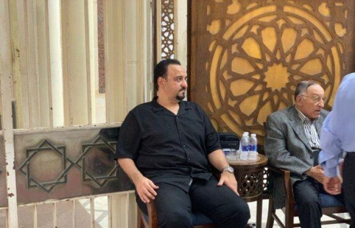بحضور نجوم الفن.. هشام إسماعيل يستقبل عزاء والدته (صور)