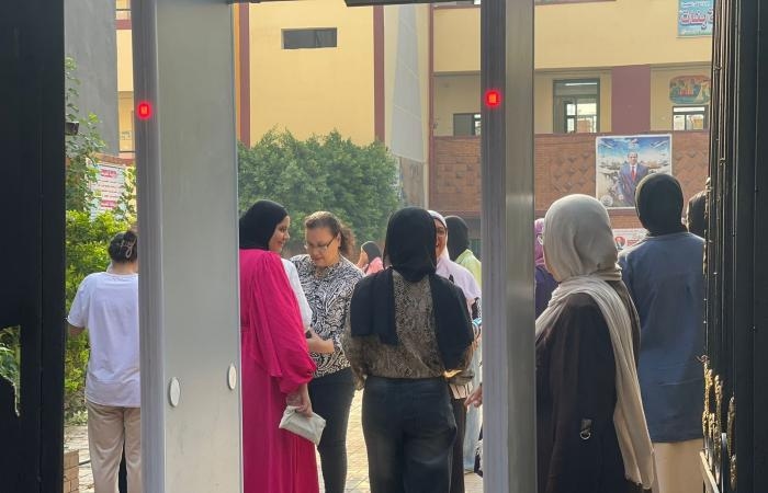 تقارير مصرية : تفتيش طلاب الثانوية العامة بالجيزة قبل أداء امتحانى الكيمياء والجغرافيا