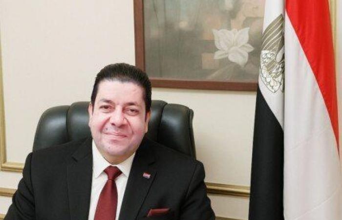 تصدر خلال أيام.. «مرايا في بلاط العميان» رواية جديدة لـ الدكتور محمد عثمان