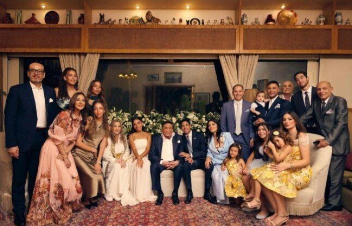 أول ظهور حقيقي للزعيم عادل إمام بحفل زفاف حفيده.. و«الجمهور» يتفاعل: ربنا يديله الصحة
