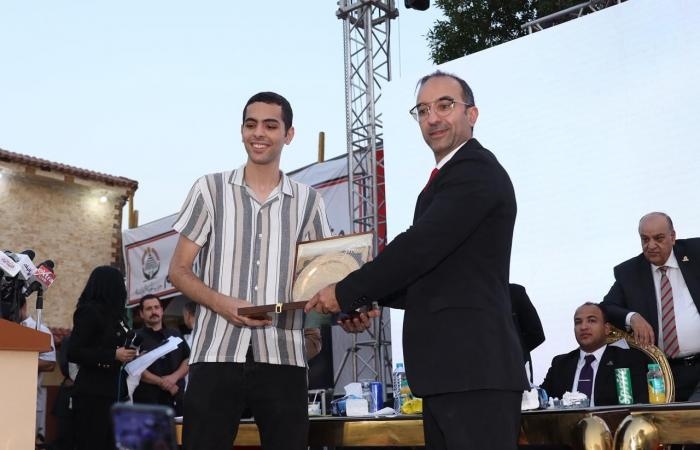 أخبار السياسة : حزب الجبهة الوطنية يكرّم طالب من أوائل الثانوية العامة خلال مؤتمره بالجيزة.. صور
