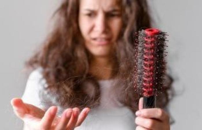 صحة وطب : أسباب تساقط الشعر في عمر مرحلة الشباب.. إزاى تحمى نفسك