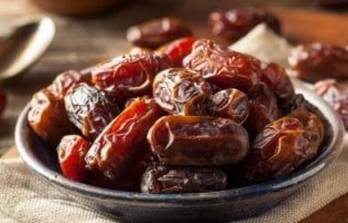 صحة وطب : لهذا السبب يجب على النساء فوق سن الثلاثين تناول التمر باللبن