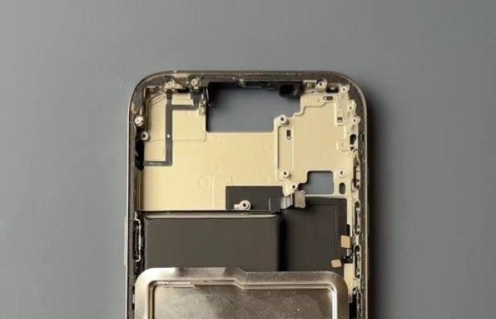 أخبار التكنولوجيا : تسريب تصميم جديد لبطارية iPhone 17 Pro يكشف تغييرات كبيرة.. صور