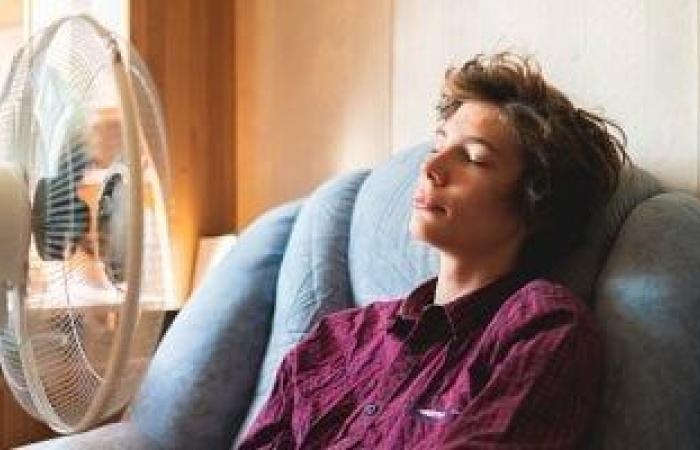 صحة وطب : بداية من 40 درجة.. اعرف الطريقة الصحيحة لاستخدام "المروحة" لتبريد الجسم