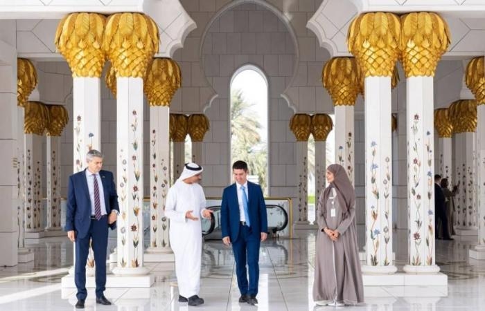 أخبار العالم : نائب رئيس الوزراء المولدوفي يزور جامع الشيخ زايد الكبير