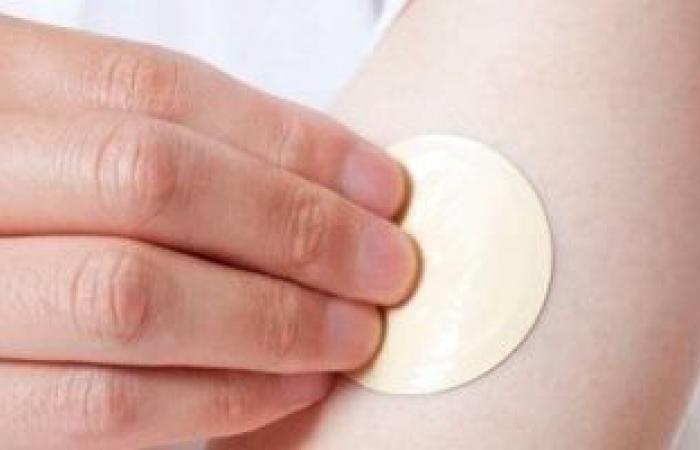 صحة وطب : تخفف الألم وتعالج انسحاب النيكوتين.. اعرف طريقة استخدام اللاصقات الجلدية
