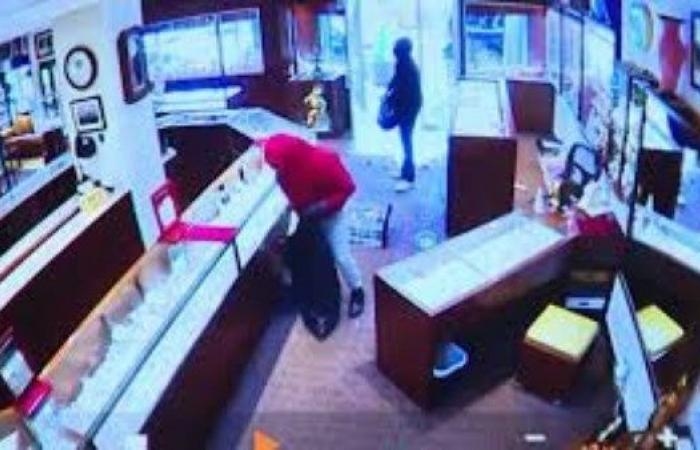 أخبار مصر : سرقوا مجوهرات بـ 2 مليون دولار في دقيقتين .. فيديو