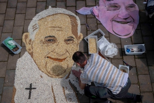 Huge crowds bid farewell to Pope Francis