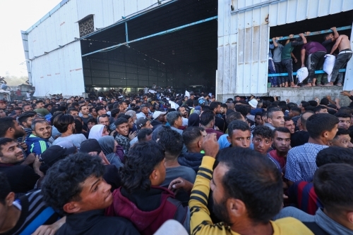 Thousands of Palestinians grab UN warehouse