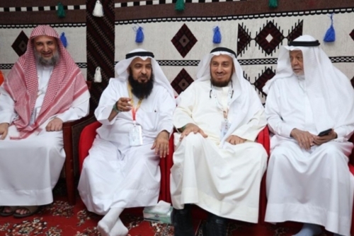 Bahrain's Hajj Mission Chief Visits Pilgrims in Mina, Extends Eid Greetings
