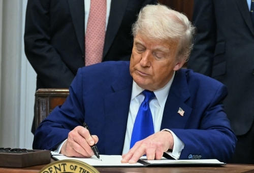 Trump announces drug prices cut with swipe at Europe