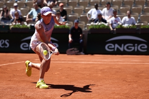 Swiatek, Sabalenka reach last 16