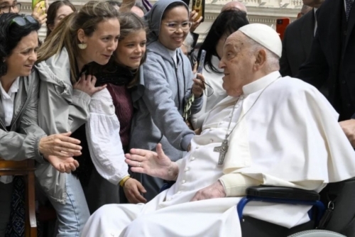 Recovering pope delights crowd in Vatican square