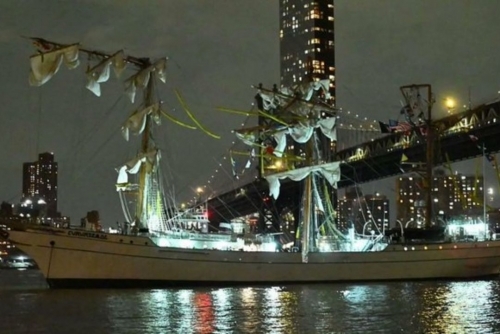 Two Dead, 19 Injured as Mexican Navy Ship Crashes into Brooklyn Bridge