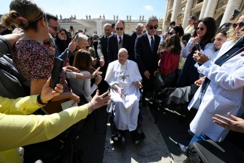 Recovering Pope surprises crowd at Vatican square