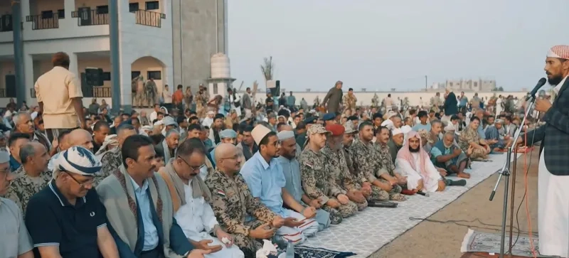 العليمي وطارق يؤديان صلاة عيد الأضحى مع جموع المواطنين في عدن والمخا