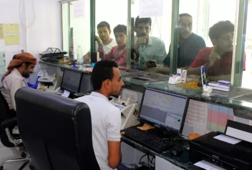 الريال اليمني ينهار إلى أدنى مستوياته و"مركزي عدن" يحتوي الإنهيار بمزاد جديد