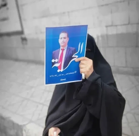 زيارة بعد غياب طويل.. عدنان الحرازي يلتقي أسرته لأول مرة منذ اعتقاله بصنعاء