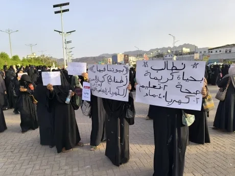 حكومة "بن بريك" .. الهروب الى تسول الدعم لمواجهة الأزمات