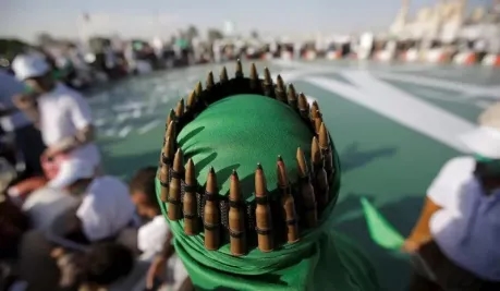 تقرير دولي: تجار سلاح مرتبطون بالحوثيين يعرضون أسلحة أمريكية عبر "واتساب" و"إكس"