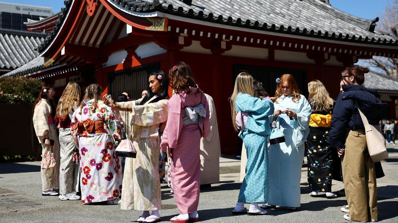 International Visitors to Japan Hit 20 Million in First Half of 2025