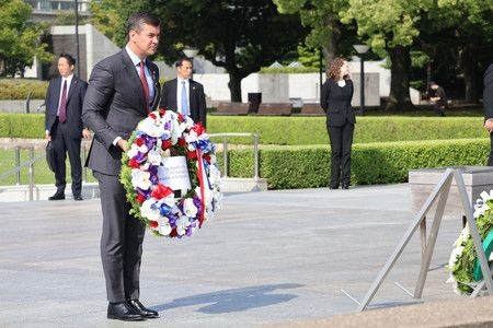Paraguayan Pres. Lays Flowers for Hiroshima A-Bomb Victims