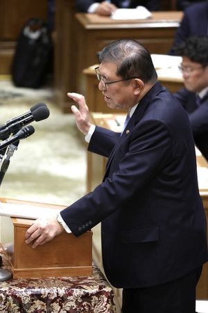 Ishiba Reluctant to Cut Consumption Tax