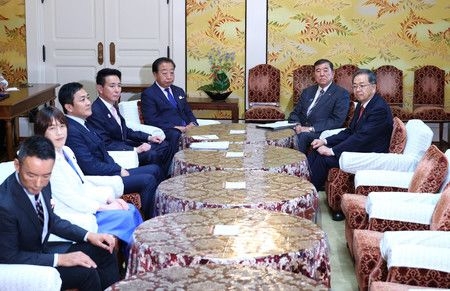 Ishiba Briefs Other Party Leaders on Tariff Talks with U.S.
