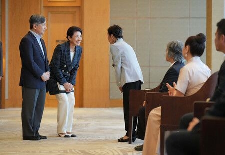 Emperor, Empress Meet with Japanese Residents in Mongolia