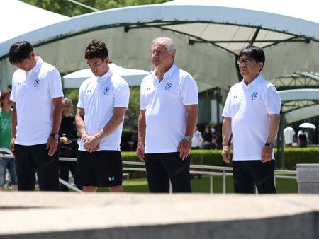 Zico Pays Tribute to Atomic Bomb Victims in Hiroshima